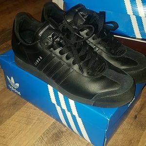 All black Samoa Adidias